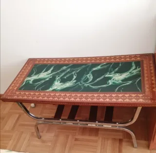Mesa rectangular baja de madera con patas metálica