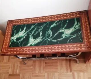 Mesa rectangular baja de madera con patas metálica