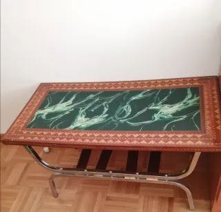 Mesa rectangular baja de madera con patas metálica
