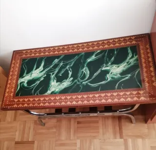 Mesa rectangular baja de madera con patas metálica