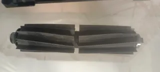 Cepillo Robot Aspirador Cecotec y depósito de polv