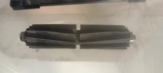 Cepillo Robot Aspirador Cecotec y depósito de polv