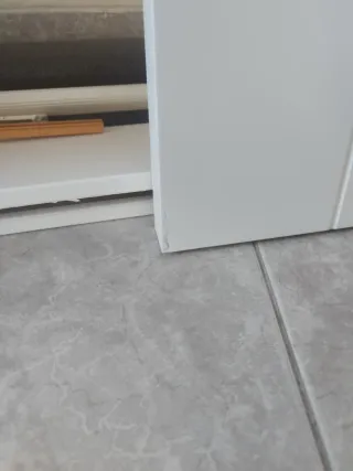 Puerta blanca con 2 mecanizados verticales