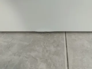 Puerta blanca con 2 mecanizados verticales