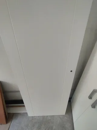 Puerta blanca con 2 mecanizados verticales