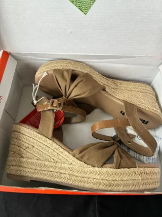 Sandalias de cuña abiertas color topo de Refresh