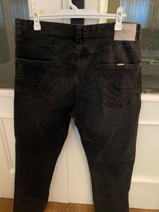 Pantalón vaquero Springfield negro hombre. Slim.