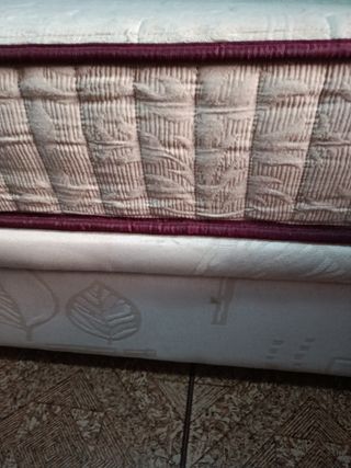 Se vende canapé y colchón en buen estado