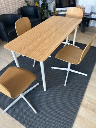 Mesa y sillas