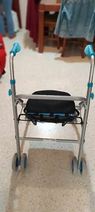Andador con cesta y asiento