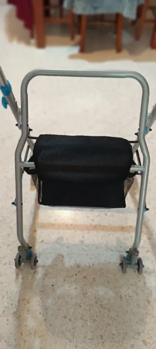 Andador con cesta y asiento