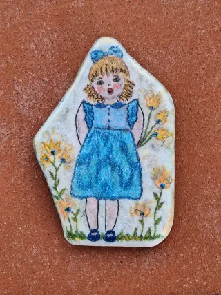 Pietra decorata con bambina stile naif