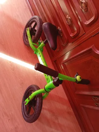 Bicicleta de equilibrio verde Baby Star.