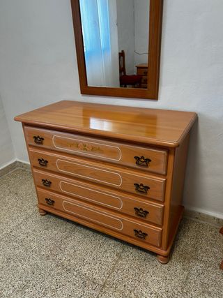 Cómoda de madera con cajones y mesitas a juego