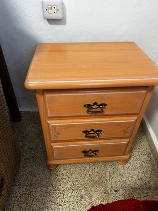 Cómoda de madera con cajones y mesitas a juego