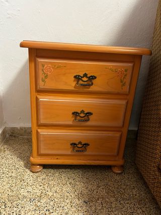 Cómoda de madera con cajones y mesitas a juego