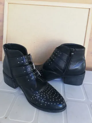 Botines negros con tachuelas y hebillas