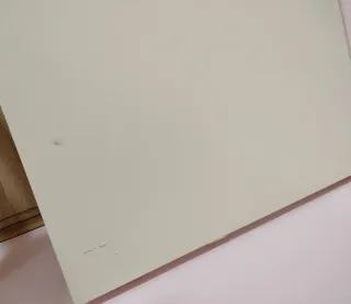 Mesa blanca con patas rosas