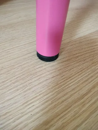 Mesa blanca con patas rosas