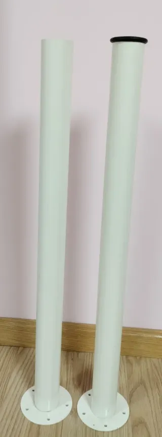 Mesa blanca con patas rosas