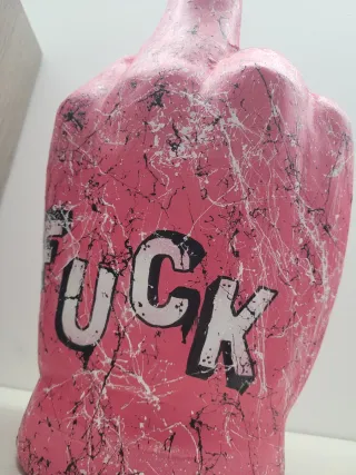 Dito medio pop art gigante