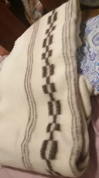 Manta artesana de lana de la Val de San Lorenzo.