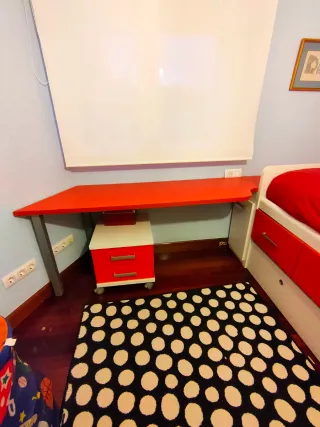 Muebles habitación: armario, camas, mesa