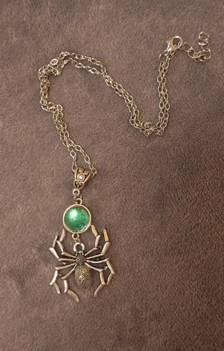 Collana alternativa con ragno . Nuova