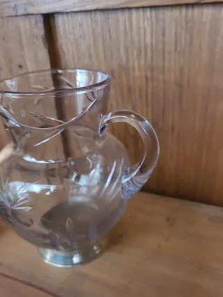 Jarra de cristal tallado con base de plata