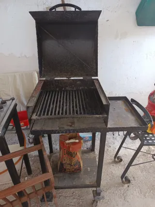Barbacoa de metal negro con ruedas. Está en Murcia