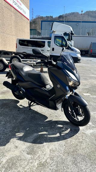 Yamaha XMAX 125 - 2015 - 10.950 km Momo desing
