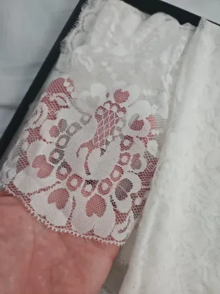 Mantilla de madrina blanca guantes y rosario