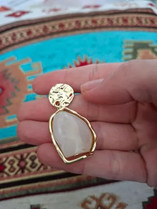 Pendientes dorados con piedra blanca