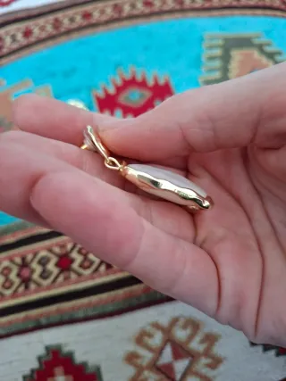 Pendientes dorados con piedra blanca