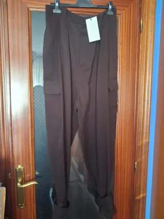 Pantalón Zara marrón con puño y botón