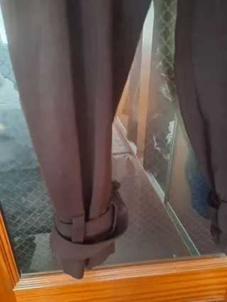 Pantalón Zara marrón con puño y botón