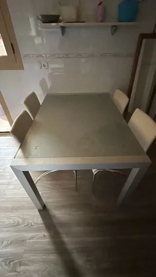 Mesa de cristal con 4 sillas