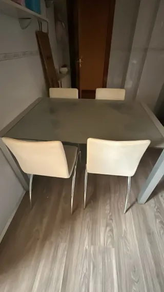 Mesa de cristal con 4 sillas