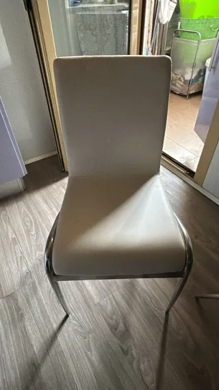 Mesa de cristal con 4 sillas