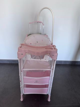 Cuna con cambiador, ropa + accesorios
