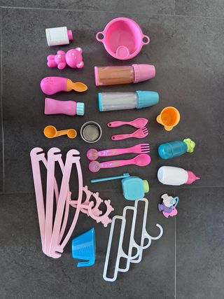 Cuna con cambiador, ropa + accesorios