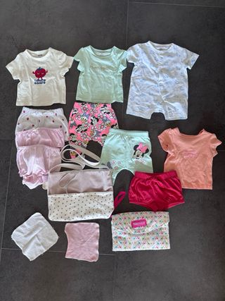 Cuna con cambiador, ropa + accesorios