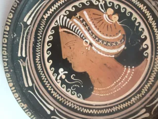 Plato. Magna Grecia. Cerámica de figuras rojas