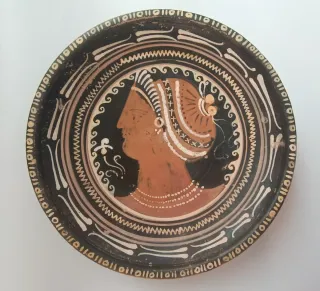 Plato. Magna Grecia. Cerámica de figuras rojas