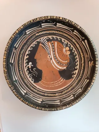 Plato. Magna Grecia. Cerámica de figuras rojas