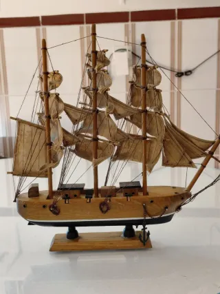 Barco de madera decorativo
