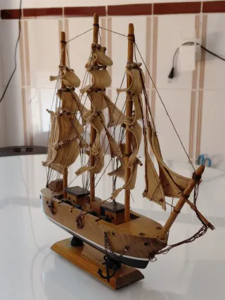 Barco de madera decorativo