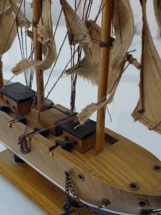 Barco de madera decorativo