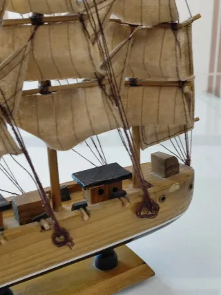 Barco de madera decorativo