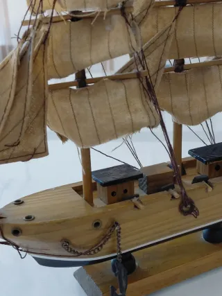 Barco de madera decorativo
